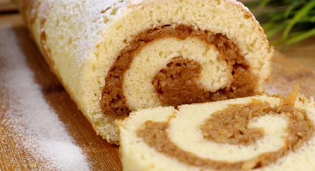 Забудьте про шарлотку – самый ленивый яблочный рулет. Просто вылейте тесто на яблоки