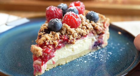 Творожный пирог с ягодами и хрустящей крошкой