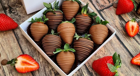 Клубника в шоколаде дома: простой десерт, который выглядит как из кондитерской