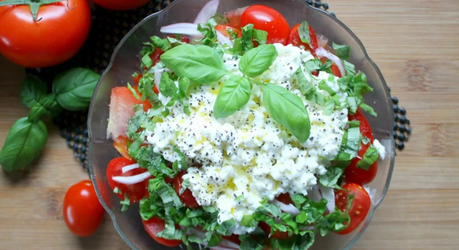 Трендовый салат из помидоров с творогом в сливках: просто, свежо и очень вкусно