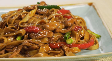 Лапша удон с курицей и овощами в соусе терияки