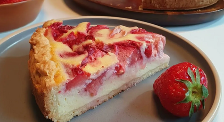 Нежный творожный пирог с клубникой и сметанным кремом