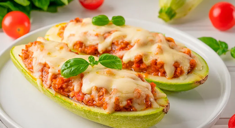 Лодочки из цукини с фетой и овощной начинкой: простой летний рецепт без мяса