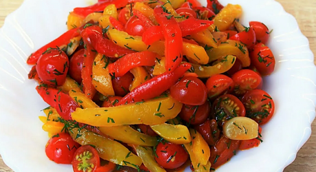 Запечённый перец с оливками и зеленью: простая закуска, которую хочется готовить всё лето