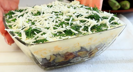 Слоёный салат с баклажанами: необычное сочетание простых продуктов