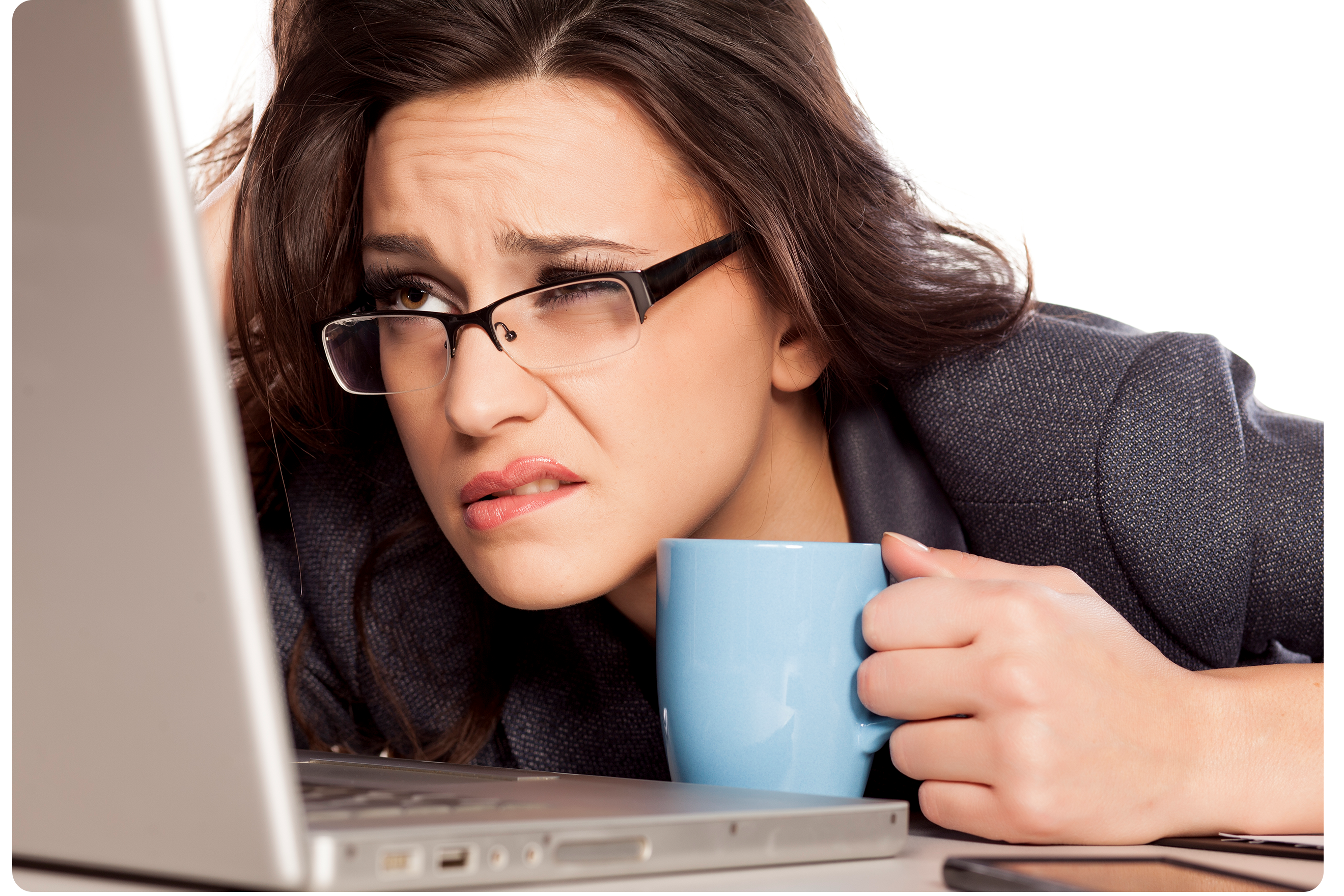 Ухудшение рабочих условий. Женщина перед компьютером. Человек перед компьютером. Ухудшение зрения. Серьезная женщина.