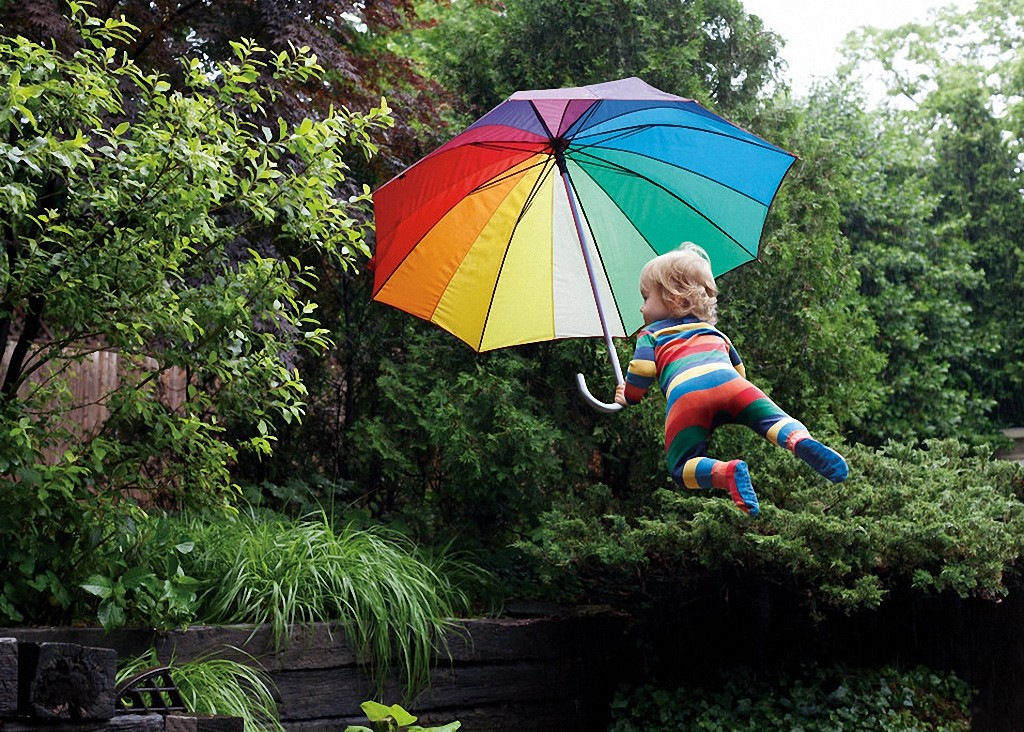 Дети под зонтиком. Полет на зонтике. Зонтик для детей. Летающий зонтик. Мальчик с зонтом.