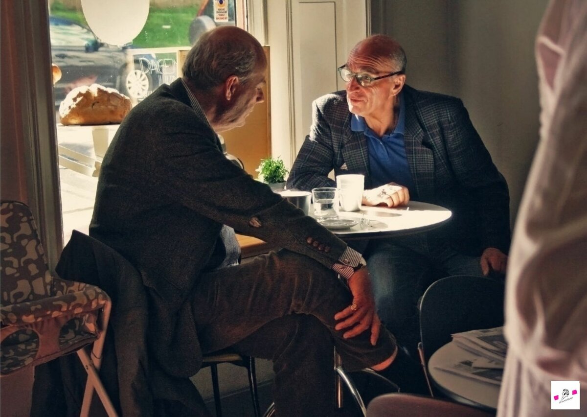 Разговор 25 сентября. Двое мужчин за столиком. Двое мужчин за столом в кафе. Беседа за столиком. Беседа двух мужчин за столом.