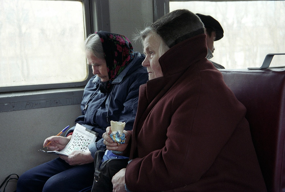 Пенсионеры в автобусе. Пенсионеры в электричке. Бабушка в транспорте. Бабки в электричке.