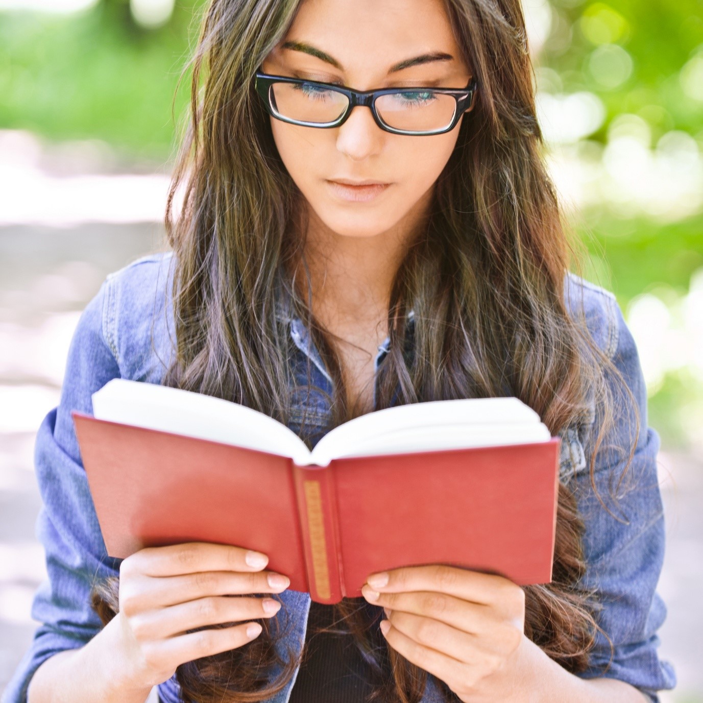 Покажи умную картинки умную. Умная девушка. Девушка с книгой. Красивая умная девушка. Умная девушка в очках.