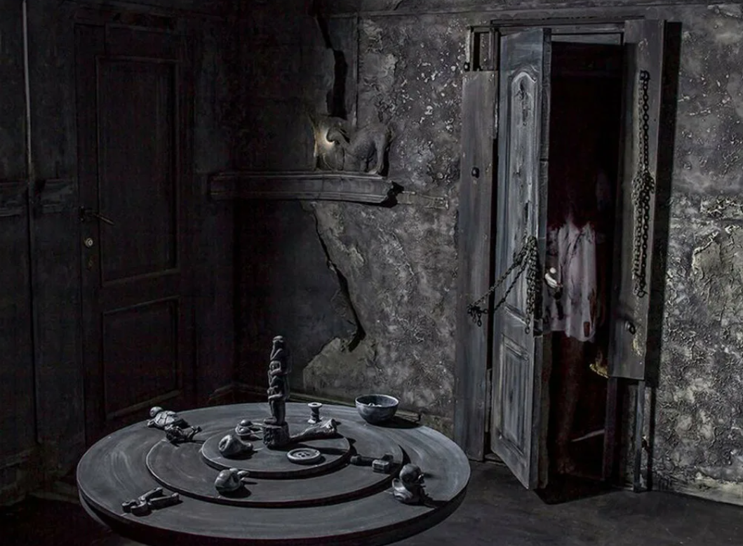 Жуткие двери. Страшная комната. Дверь в тайную комнату. Старинная дверь в комнате. Дверь в темную комнату.