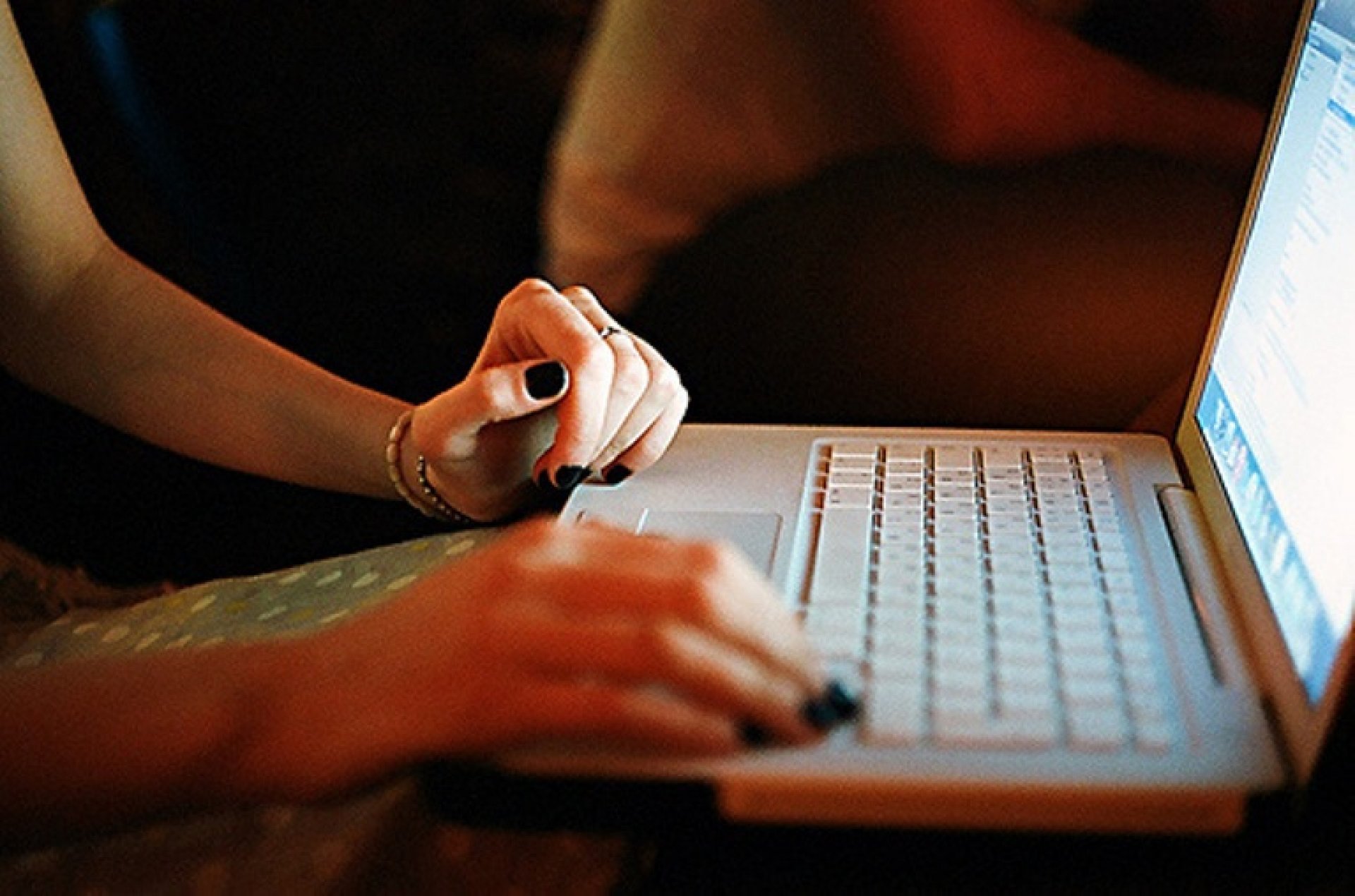 Ночью переписываться. Ноутбук руки. Девушка печатает на ноутбуке. Женские руки с ноутбуком. Девушка переписывается в ноутбуке.