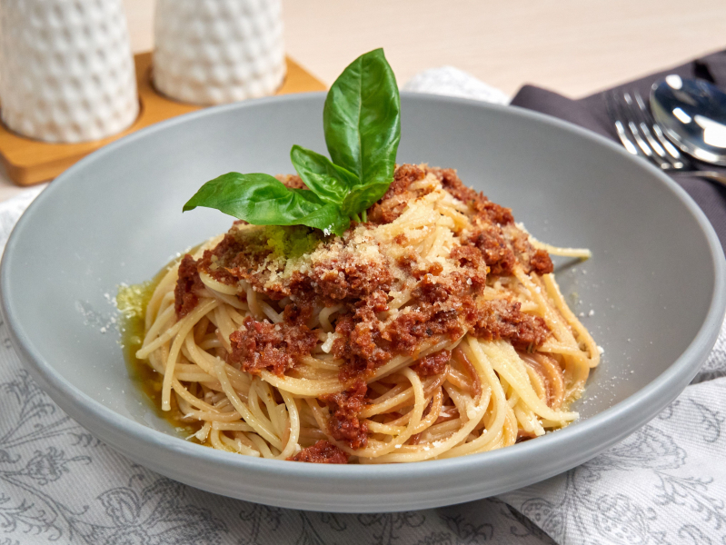 Макароны с сыром и помидорами на сковороде. Спагетти с говядиной. Спагетти на сковороде. Спагетти с растительным маслом. Макароны с говядиной на сковороде.