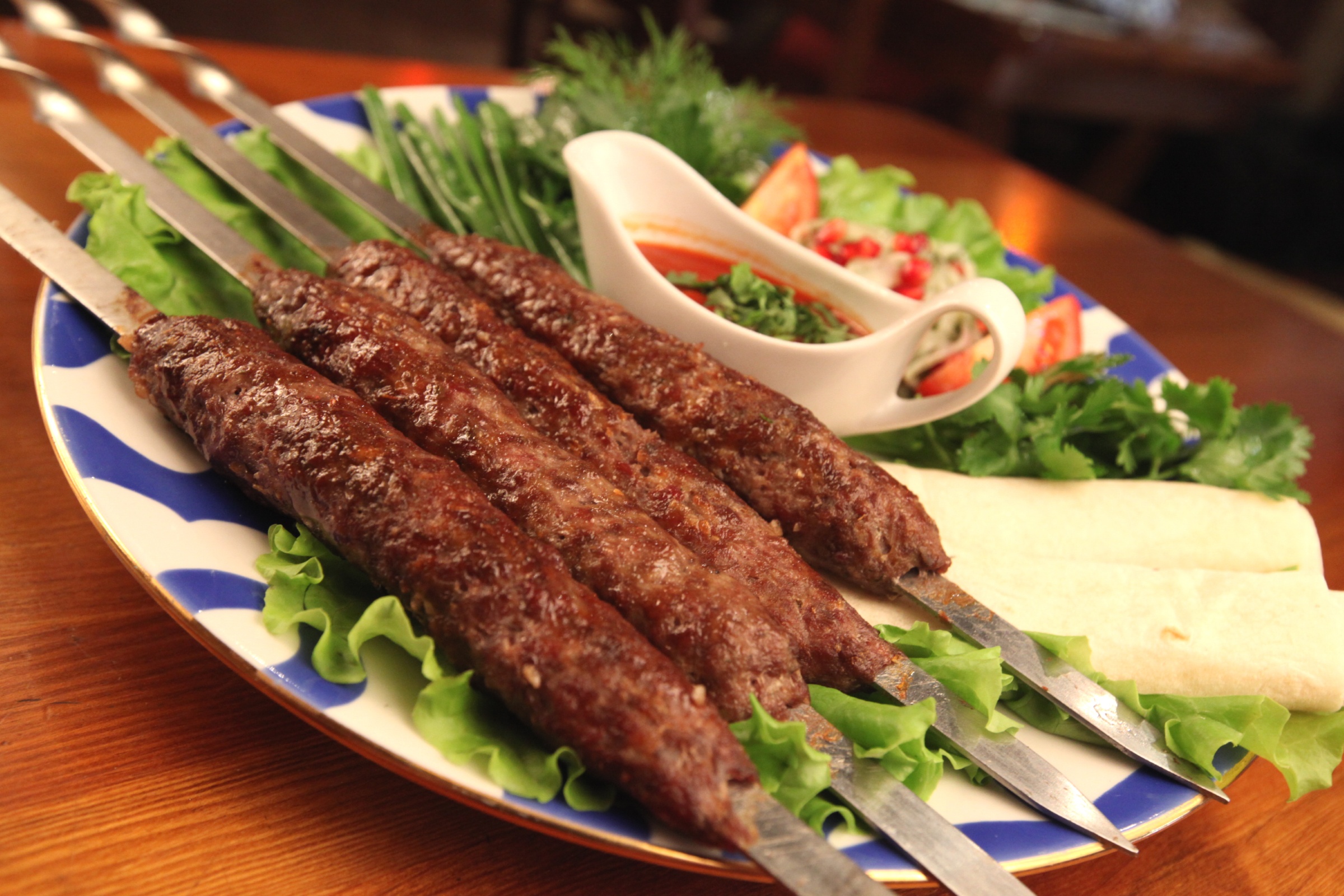 Рецепт люля из свинины на шампурах. Люля кебаб говядина. Шашлык люля кебаб. Люля-кебаб (азербайджанское национальное блюдо). Азербайджанская кухня люля кебаб.