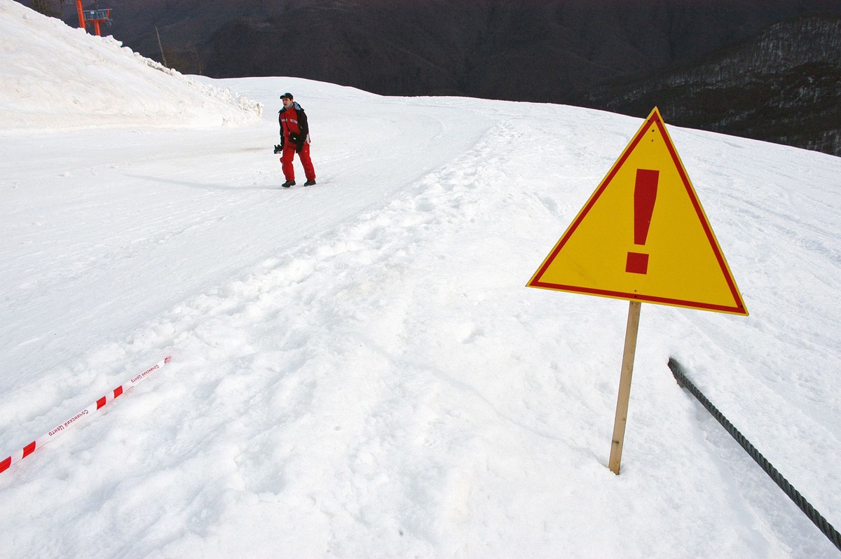 Какие основные опасности в горах. Лавиноопасно в горах Сочи. Опасность схода Лавин. Опасности в горах. Лавинная опасность.