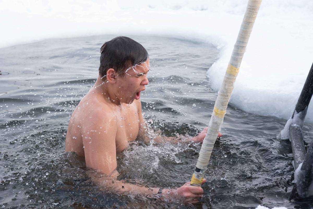 Ледяное купание. Купание в ледяной воде. Купается в ледяной воде. Купание во льдах. Человек который купается во льду.