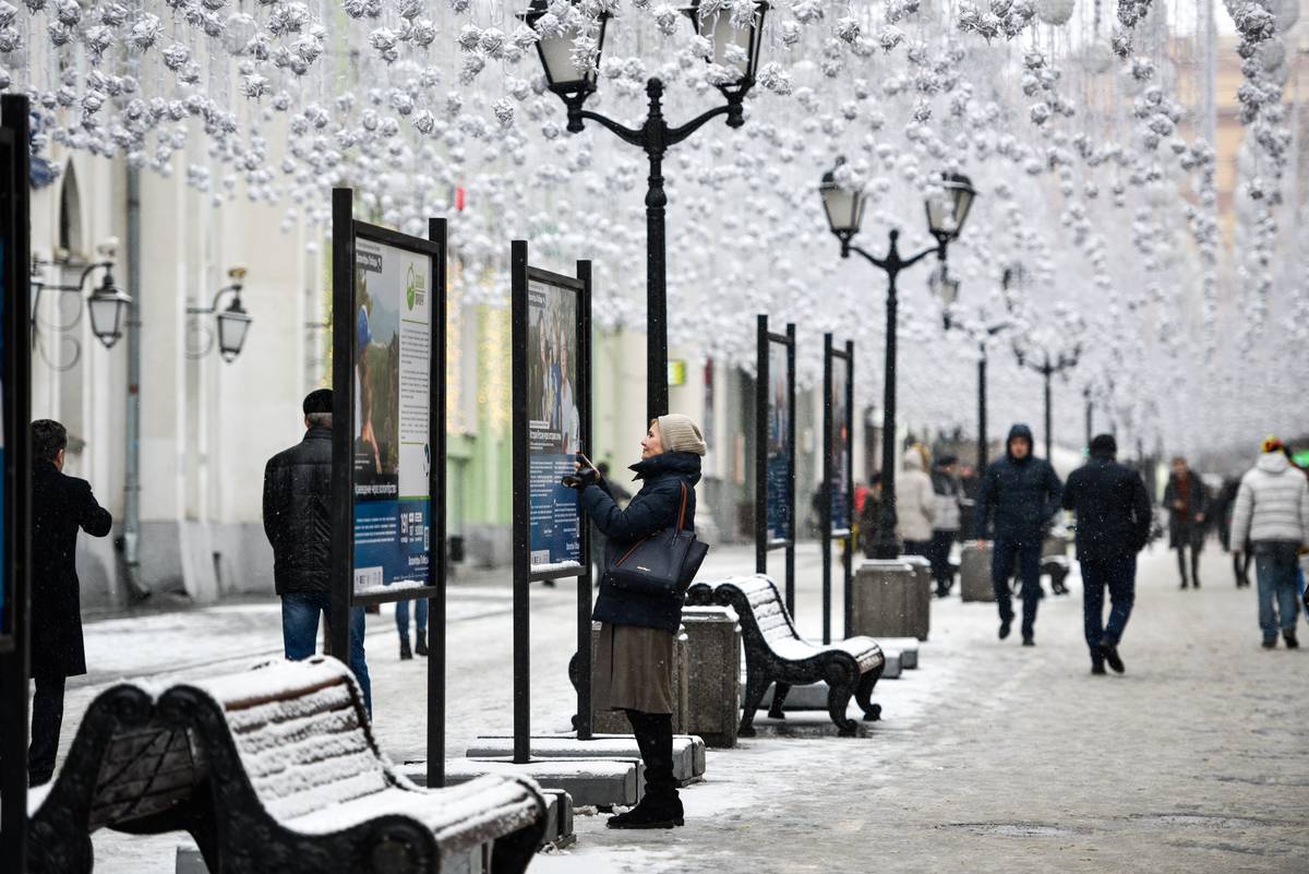 Каким будет январь в москве. Погода. Погода в Москве на сегодня. Люди москвичи в зиме на улице. Погода на улице.