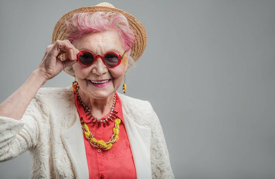Расскажи мне о себе бабушка. Старая женщина. Стильная яркая старушка. Радостная бабка. Бабушка улыбается.