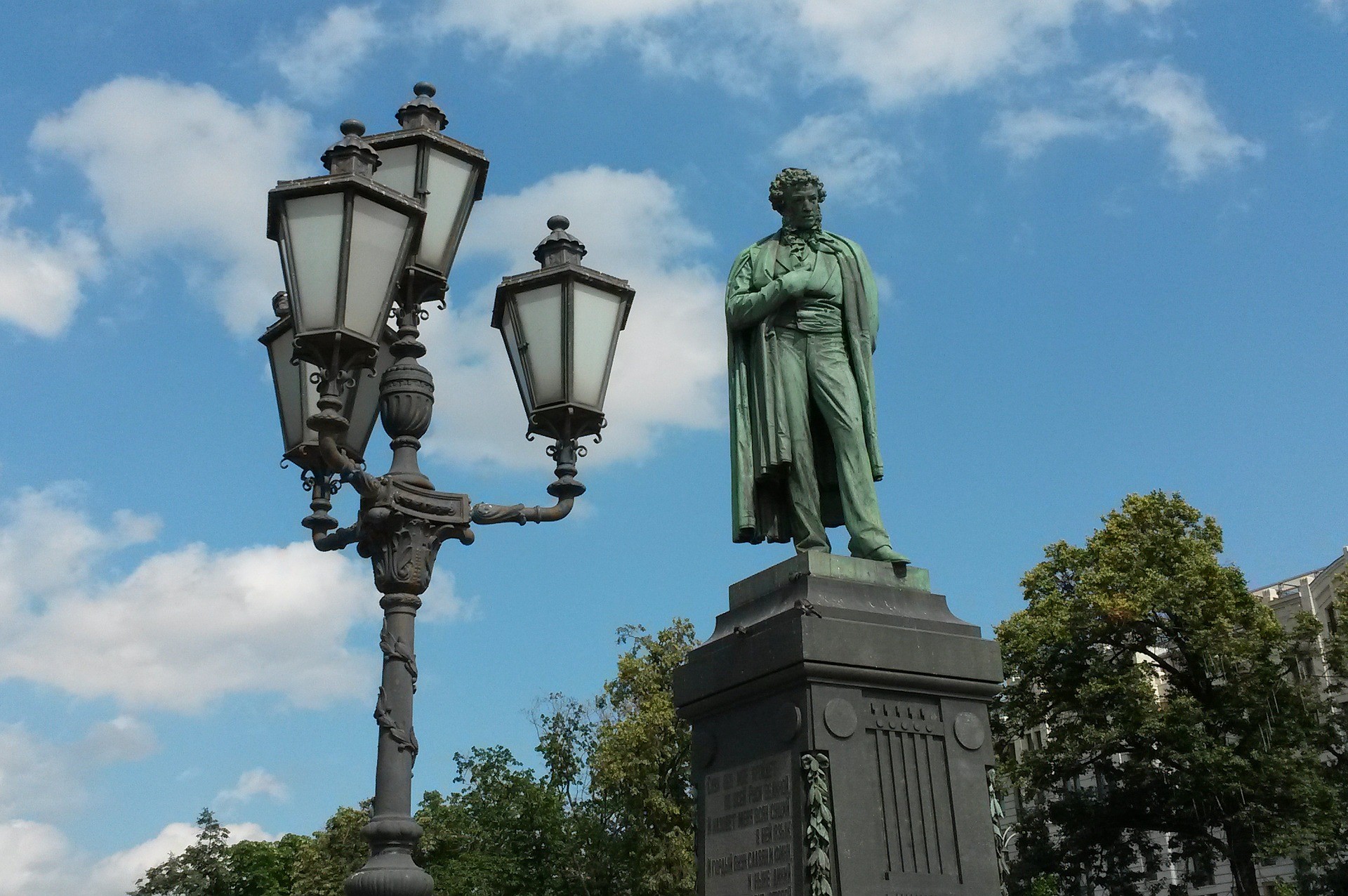 Памятник пушкину на пушкинской площади в москве
