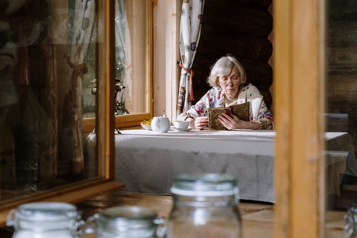 Сонник видеть бабушку. Домик для старости. Бабушка. Украинские пенсионеры. \ Жизнь на пенсии дом.