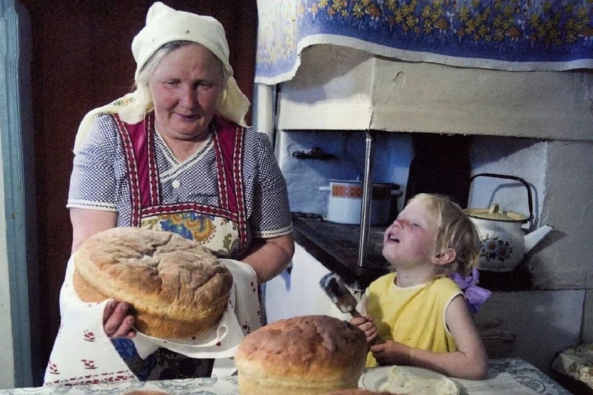 Рецепт хлеба бабушки. Бабушка печет хлеб. Деревенская бабушка. Бабушка с хлебом. Бабушка печет пироги.