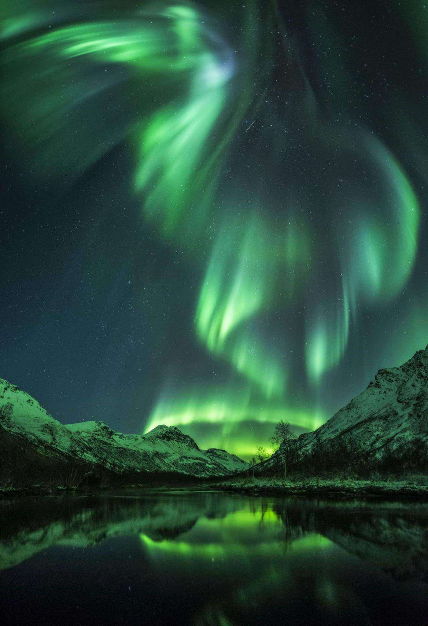 Невероятное красивое видео. Северное сияние в Норвегии. Зеленое сияние. Северное сияние зеленое. Необычная природа.