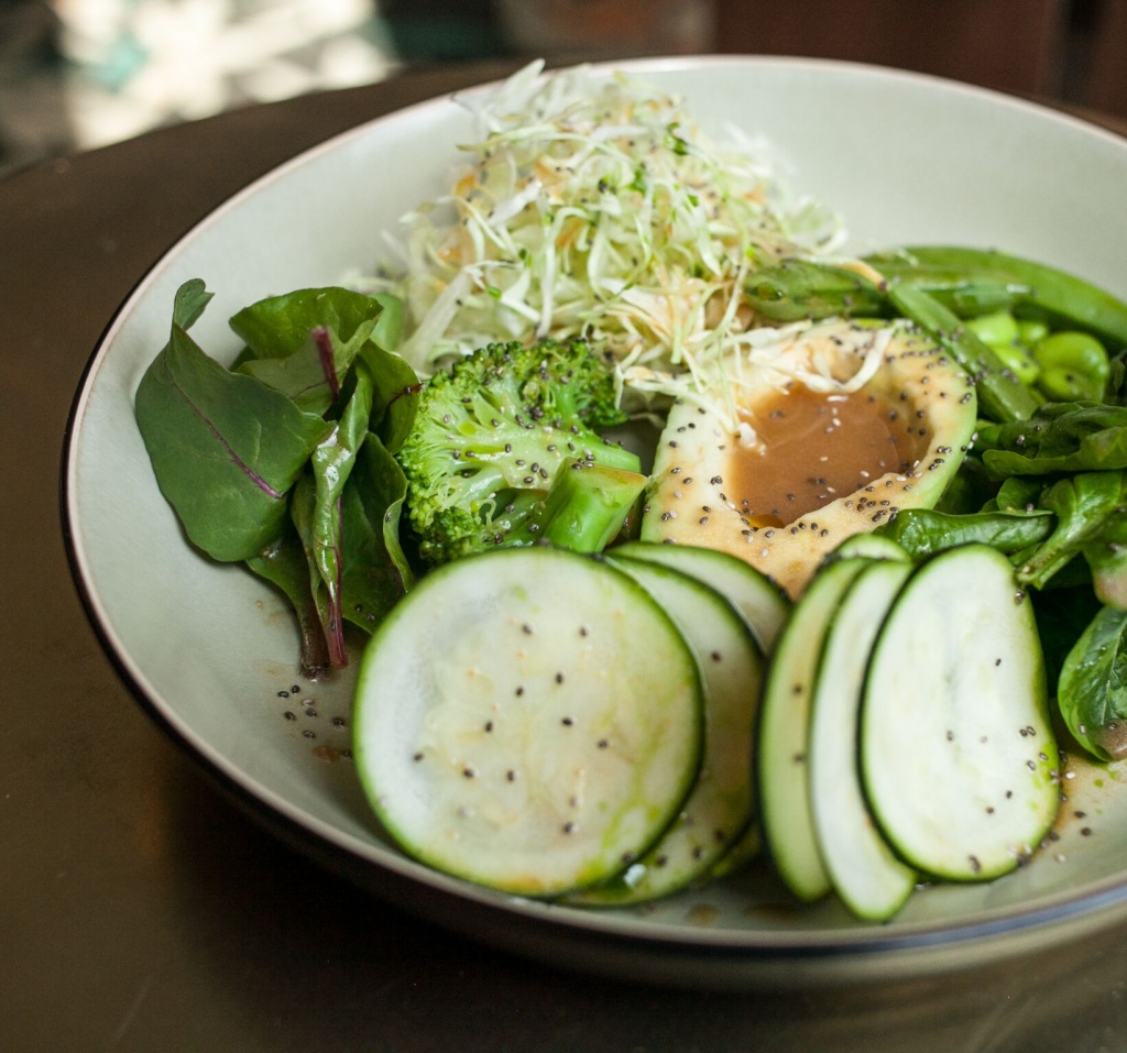 Салаты с авокадо калорийность. Зеленый салат Реми Китчен. Салат с авокадо. Салат с авокадо ресторан. Зеленый салат с авокадо.